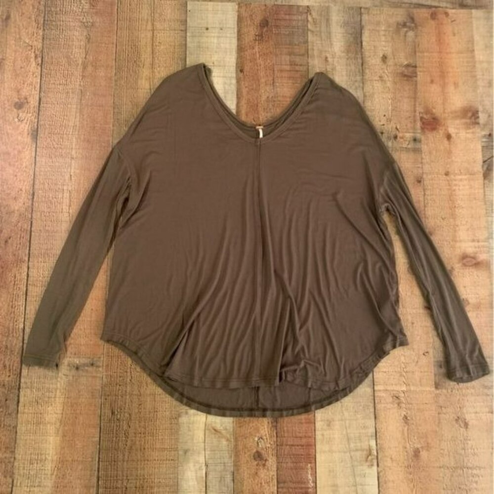 Free people oversized long sleeve stretch knit flowy top in olive green -S